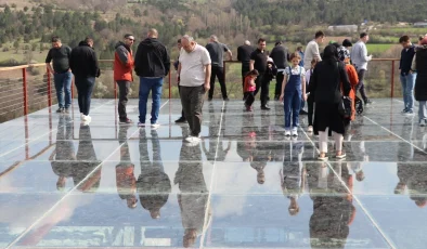 Karabük’ün Eskipazar ilçesindeki Hadrianopolis Antik Kenti’nde Roma hamamının üzerine yapılan cam teras ziyaretçilere eşsiz seyir keyfi sunuyor