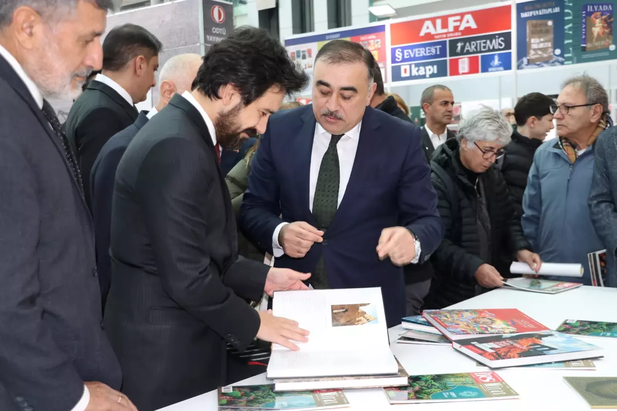 21’inci Ankara Kitap Fuarı Ziyaretçilere Açıldı