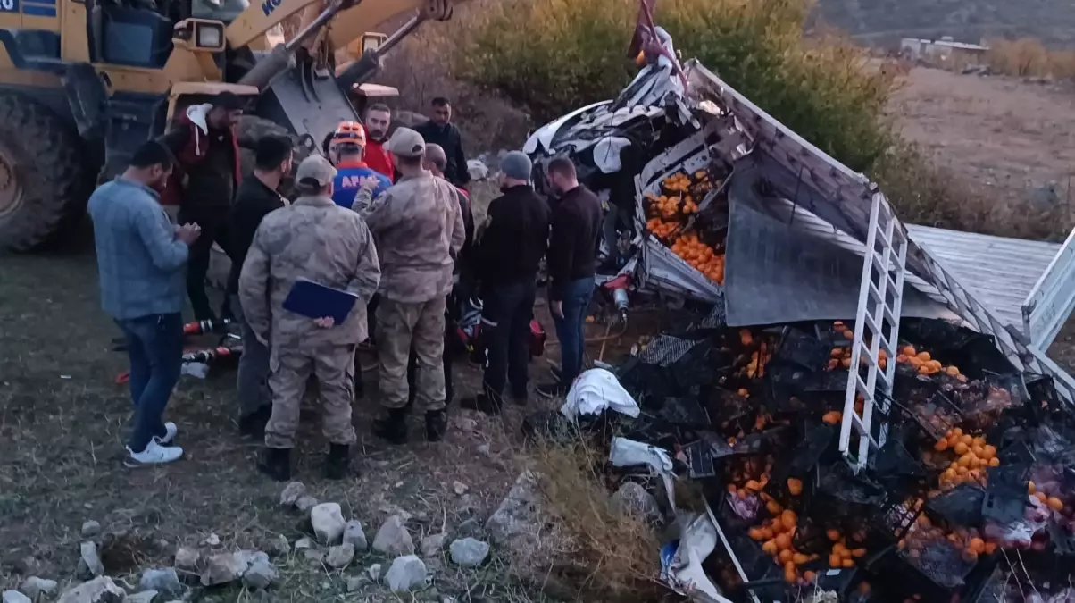 Bitlis’te Meyve Yüklü Kamyonet Takla Attı
