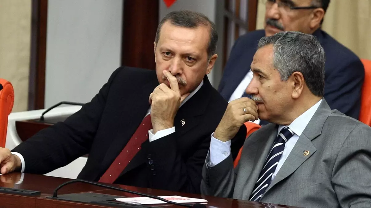 Bülent Arınç, yıllar önce yaşanan olayı anlattı: Tayyip Bey masaya yumruğu vurup “Sus ulan” demiş