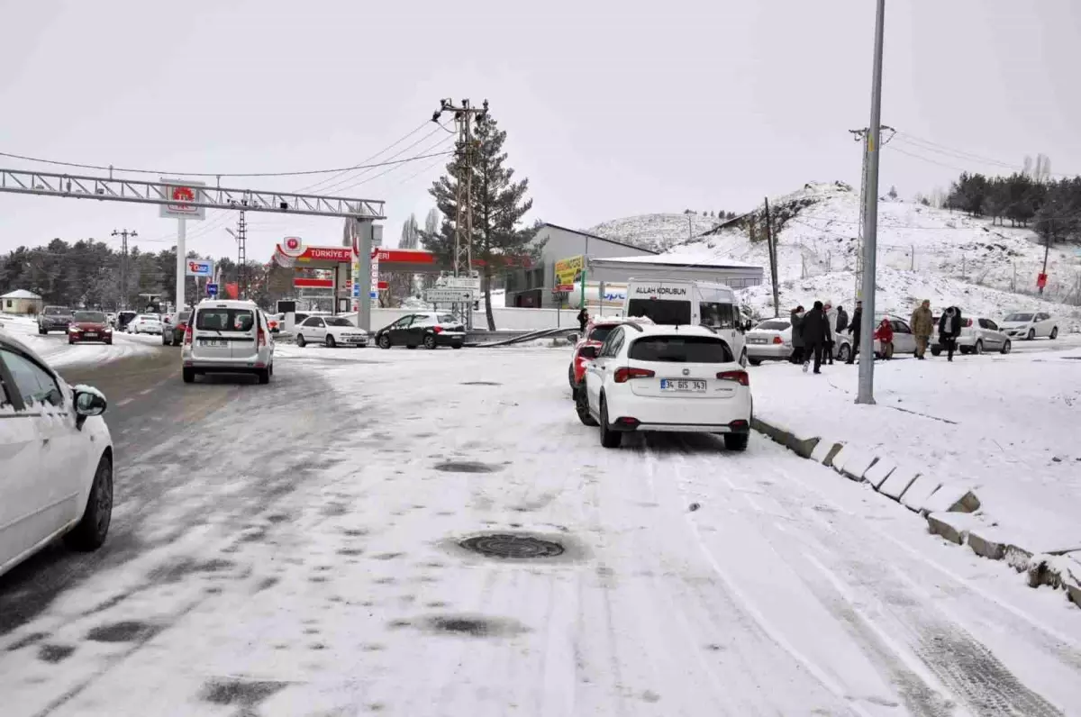 Kars’ta Öğretmenler Buzlu Yolda Mahsur Kaldı