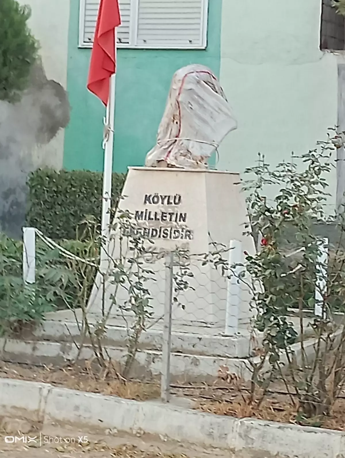 Kiraz’da Atatürk büstüne saldırı: Şüpheli tutuklandı