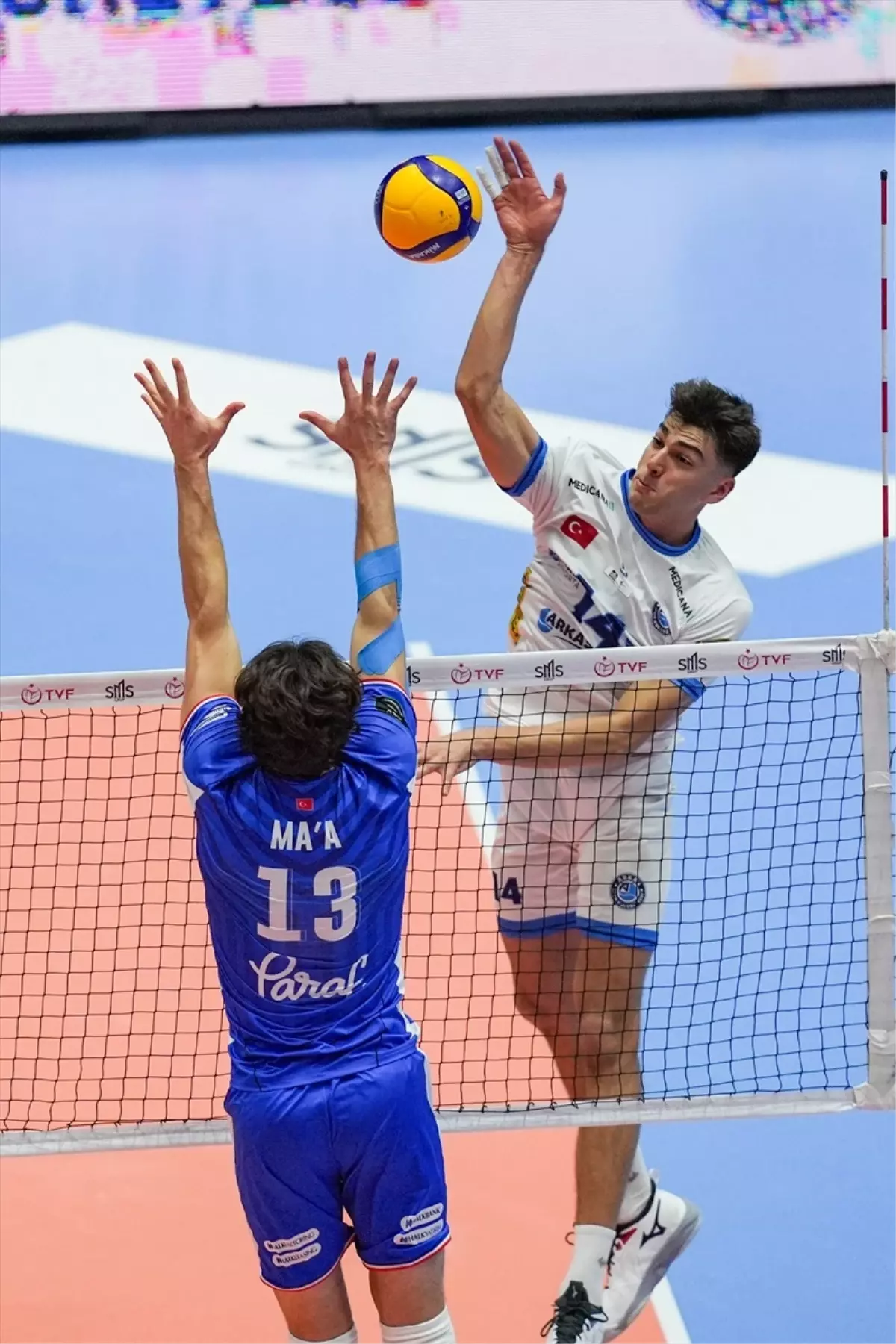 Arkas Spor, Halkbank’ı 3-0 Mağlup Etti