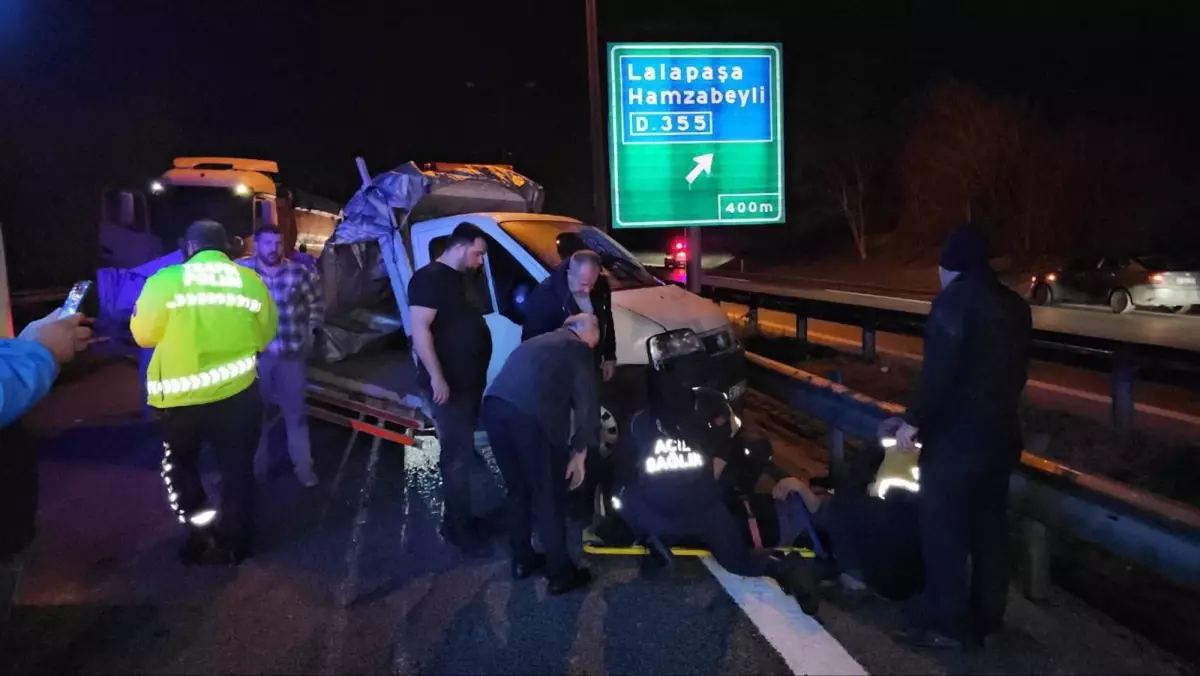 Edirne’de Kamyonet ve Hafriyat Kamyonu Çarpıştı: 2 Yaralı