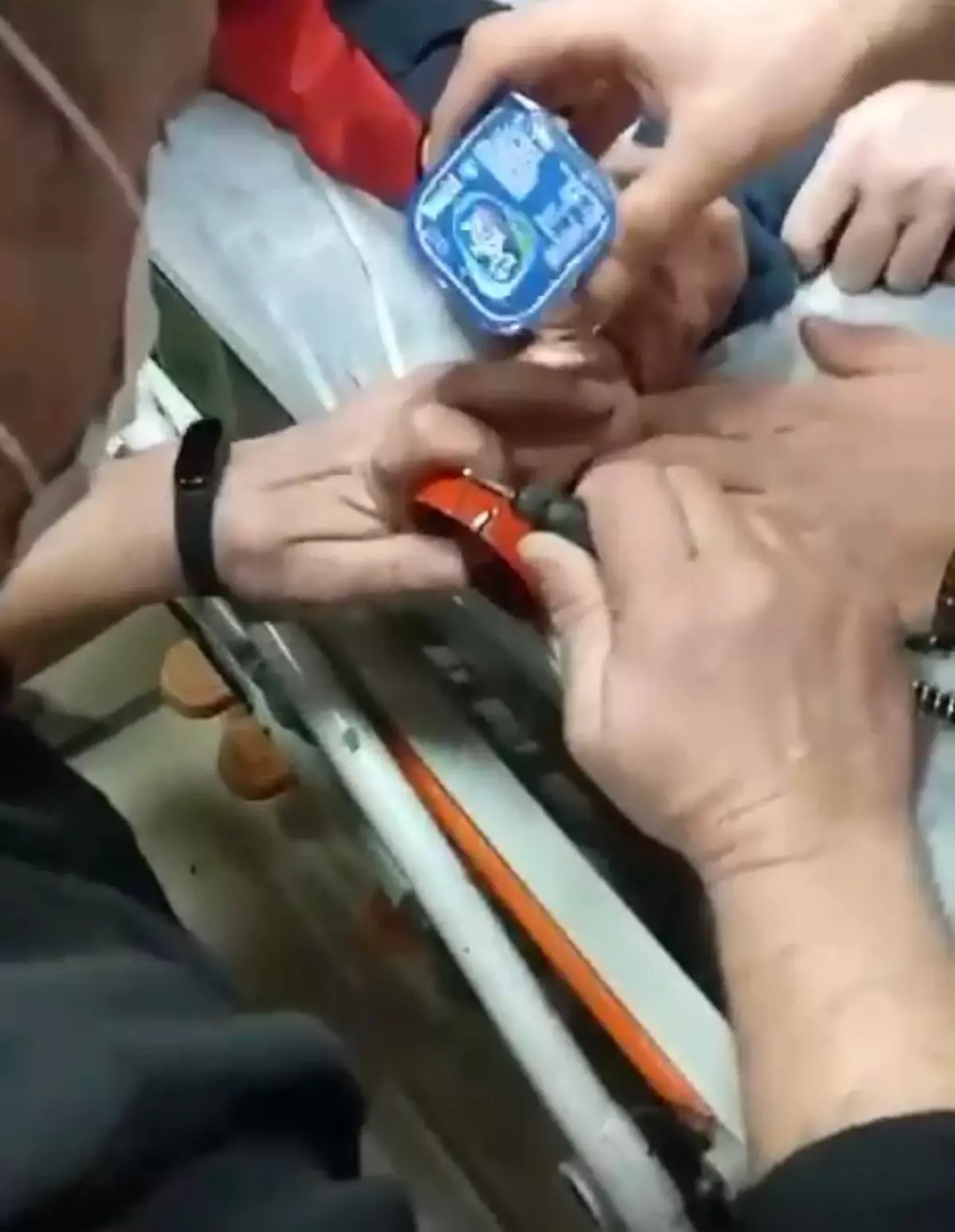 Balıkesir’de Çocuğun Parmağı Zil Çanına Sıkıştı