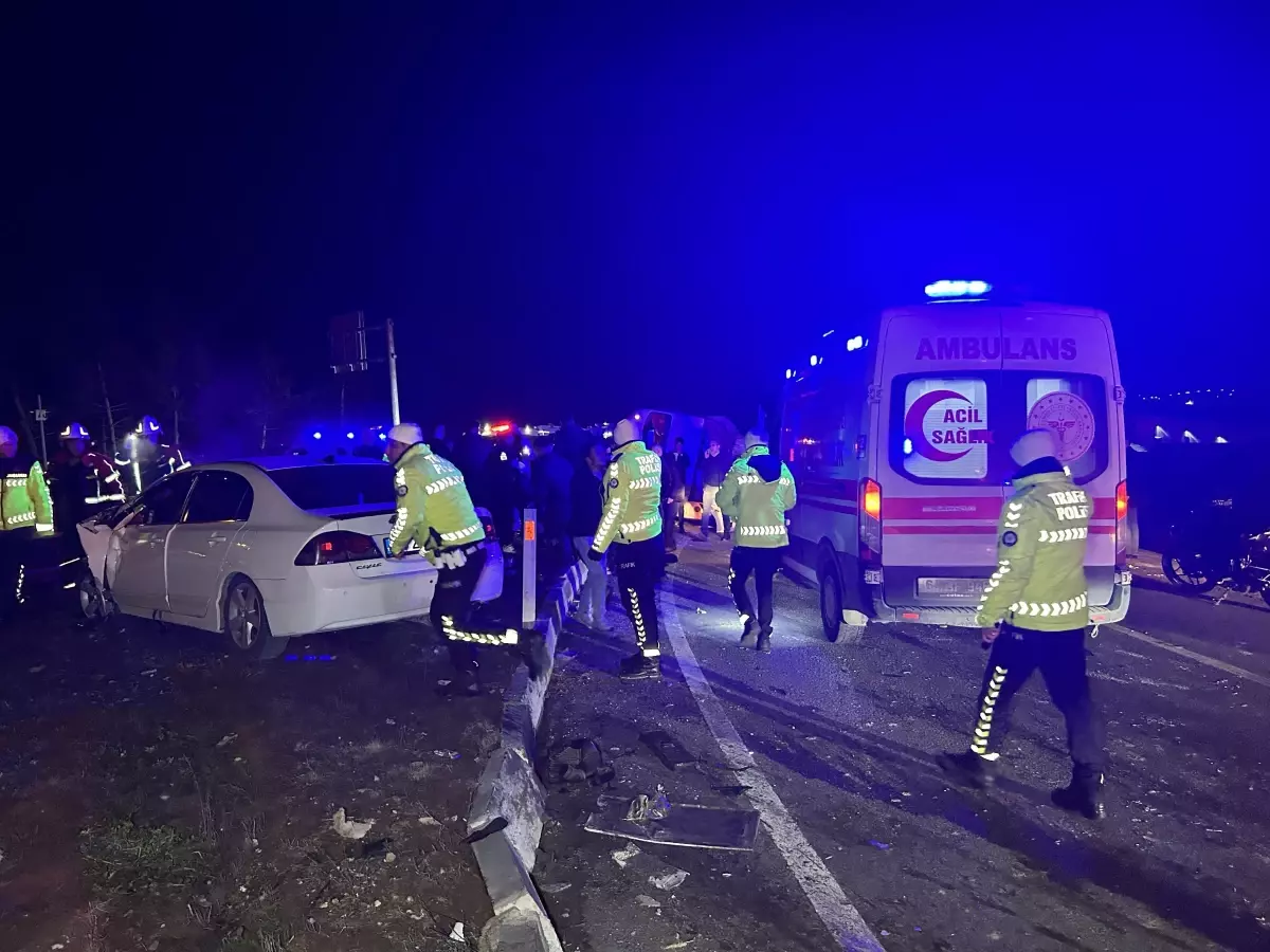 Uşak’ta Otomobil-İşçi Servisi Çarpıştı: 28 Yaralı