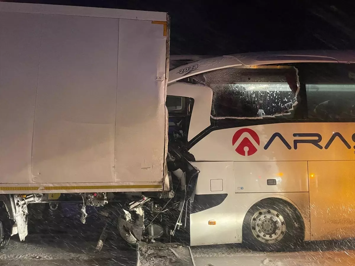 Sivas’ta Otobüs Tıra Çarptı: 25 Yaralı