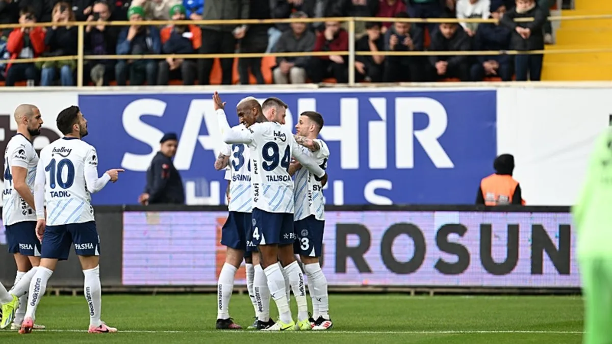 Son dakika haberi: FenerbahçeAlanyaspor’u 2 golle geçti! Szymanski kulüp tarihine geçti…